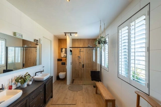 badkamer-met-stijlvolle-shutters-als-raamdecoratie.jpg